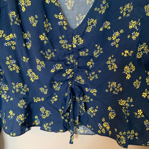 Floral Ruched Peplum Cropped Top - Picture 3 of 4